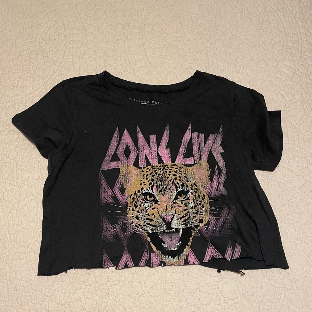 Distressed graphic band tee! Size S, slightly cropped and fits true to size.